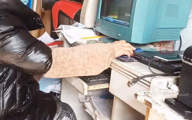 回顧袖珍媽媽身高1.2米，老公1米8，兒子14歲上大學，如今怎樣？
