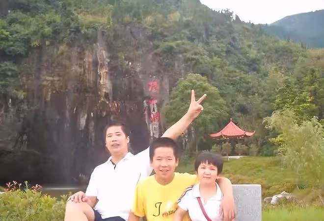 回顧袖珍媽媽身高1.2米，老公1米8，兒子14歲上大學，如今怎樣？