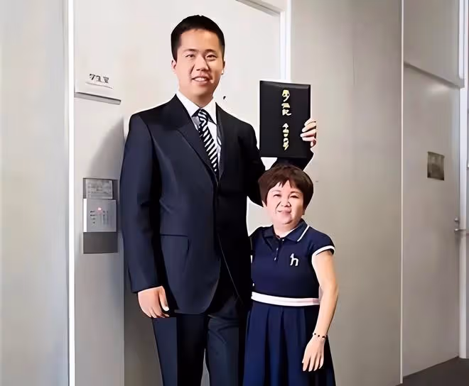 回顧袖珍媽媽身高1.2米，老公1米8，兒子14歲上大學，如今怎樣？
