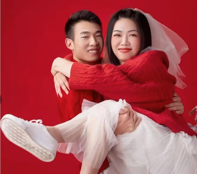 2021年,湖北女子癱瘓後被丈夫拋棄,閨蜜把她介紹給了親生兒子