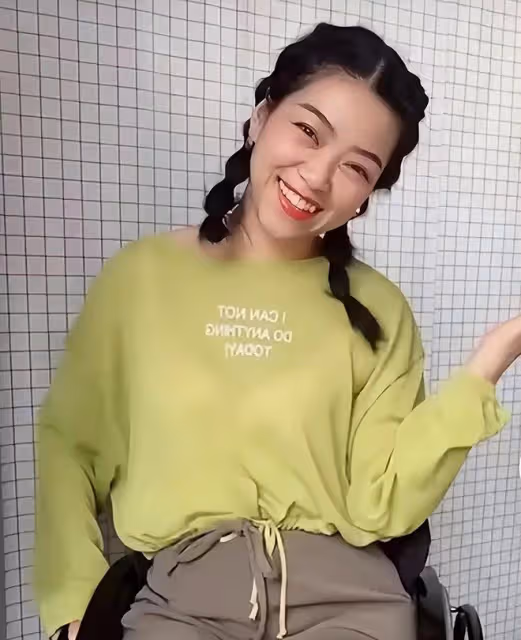 2021年,湖北女子癱瘓後被丈夫拋棄,閨蜜把她介紹給了親生兒子