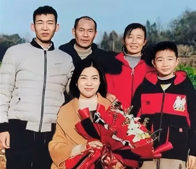 2021年，湖北女子癱瘓後被丈夫拋棄，閨蜜把她介紹給了親生兒子