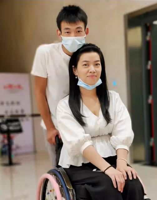 2021年，湖北女子癱瘓後被丈夫拋棄，閨蜜把她介紹給了親生兒子
