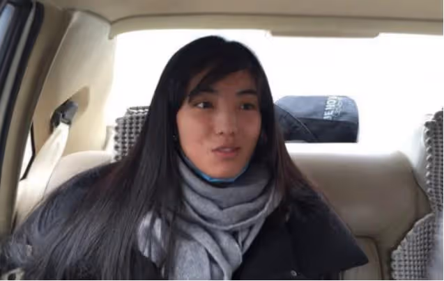 2016年,女孩瞞著爸媽尋12年前的養父,相見時哭成淚人,為他養老