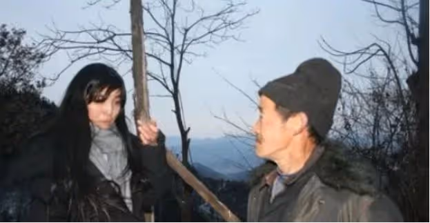 2016年,女孩瞞著爸媽尋12年前的養父,相見時哭成淚人,為他養老