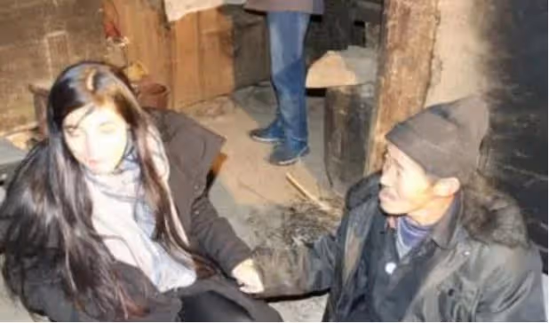 2016年,女孩瞞著爸媽尋12年前的養父,相見時哭成淚人,為他養老