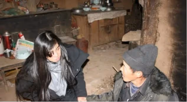 2016年,女孩瞞著爸媽尋12年前的養父,相見時哭成淚人,為他養老