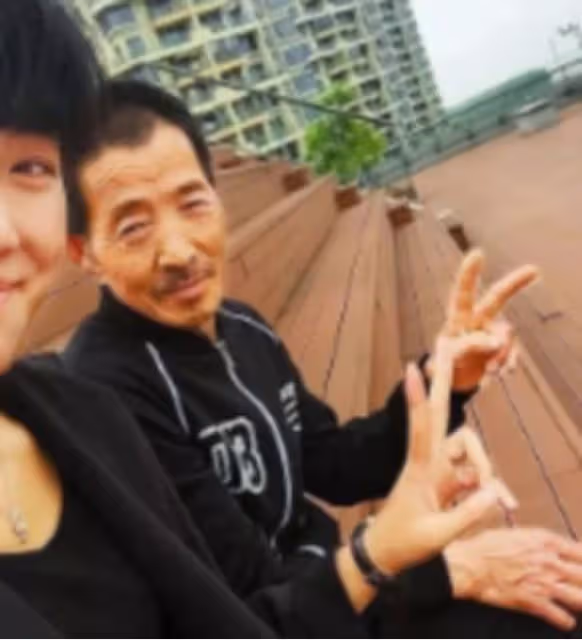 2016年,女孩瞞著爸媽尋12年前的養父,相見時哭成淚人,為他養老