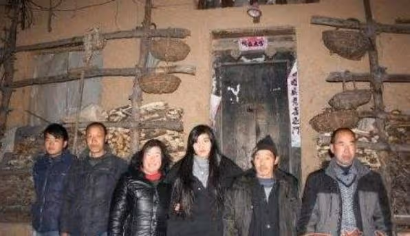2016年,女孩瞞著爸媽尋12年前的養父,相見時哭成淚人,為他養老