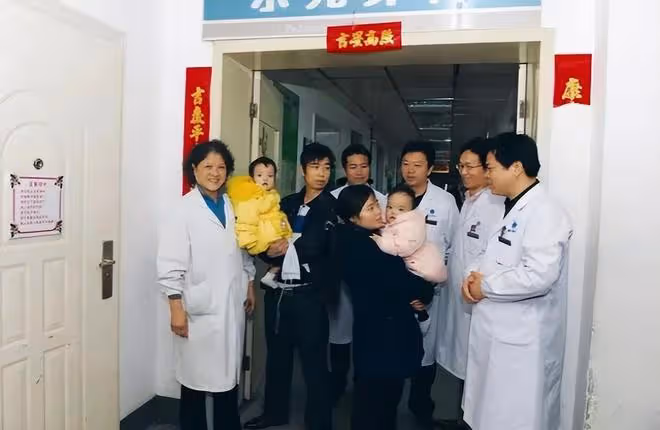 09年,湖北降生一對坐骨連體女嬰,手術15小時分離成活,後來如何