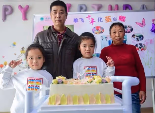 09年,湖北降生一對坐骨連體女嬰,手術15小時分離成活,後來如何