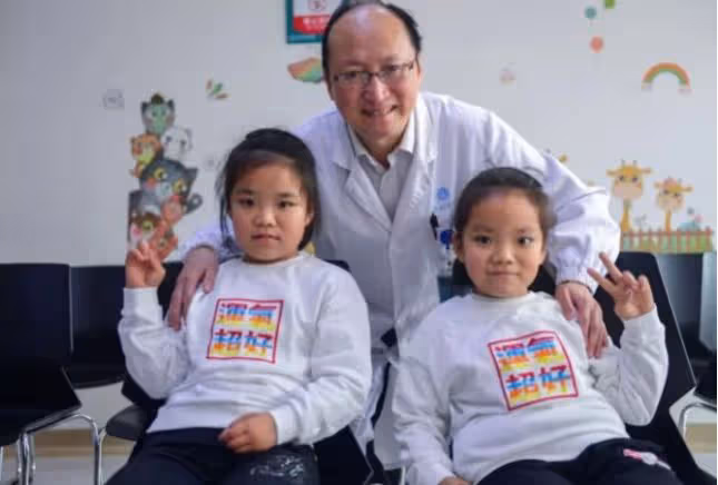 09年,湖北降生一對坐骨連體女嬰,手術15小時分離成活,後來如何