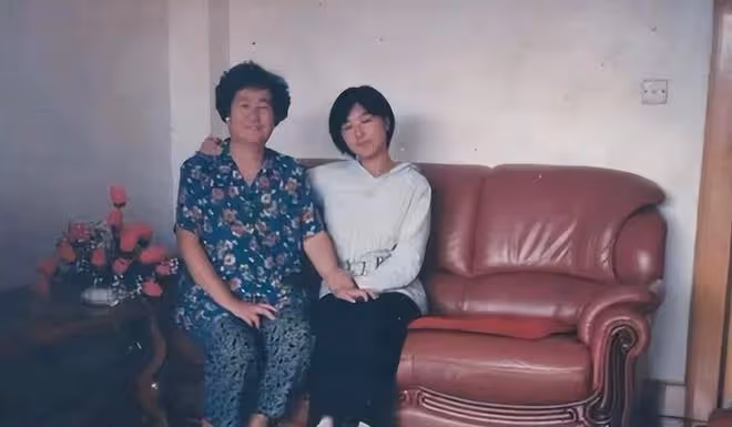 回顧父母背債送女兒出國,女兒成才後失聯17年,癌症父母含恨而終