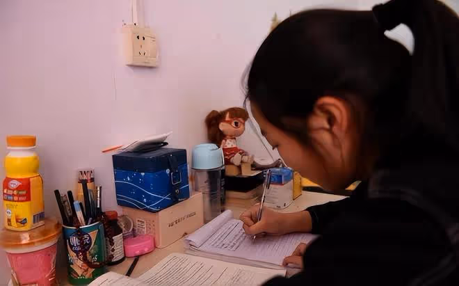 回顧父母背債送女兒出國,女兒成才後失聯17年,癌症父母含恨而終