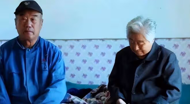 回顧父母背債送女兒出國,女兒成才後失聯17年,癌症父母含恨而終
