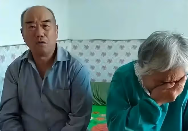 回顧父母背債送女兒出國,女兒成才後失聯17年,癌症父母含恨而終