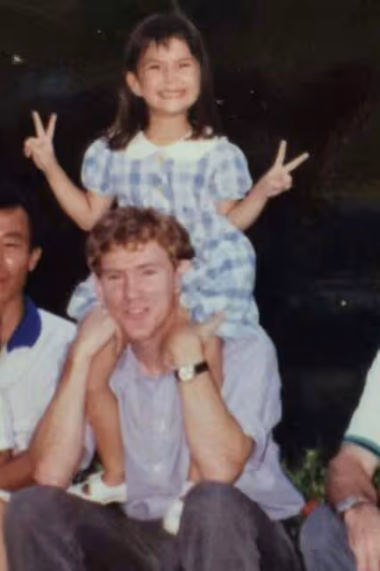 昆凌30歲生日攜父親拍大片,自曝從小被當硬漢養,父女互動好溫情