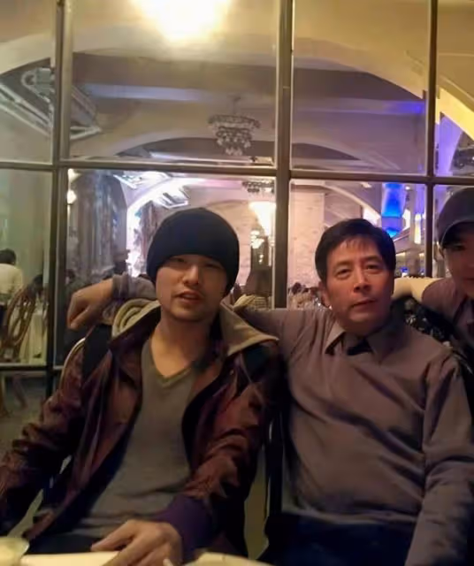 昆凌30歲生日攜父親拍大片,自曝從小被當硬漢養,父女互動好溫情