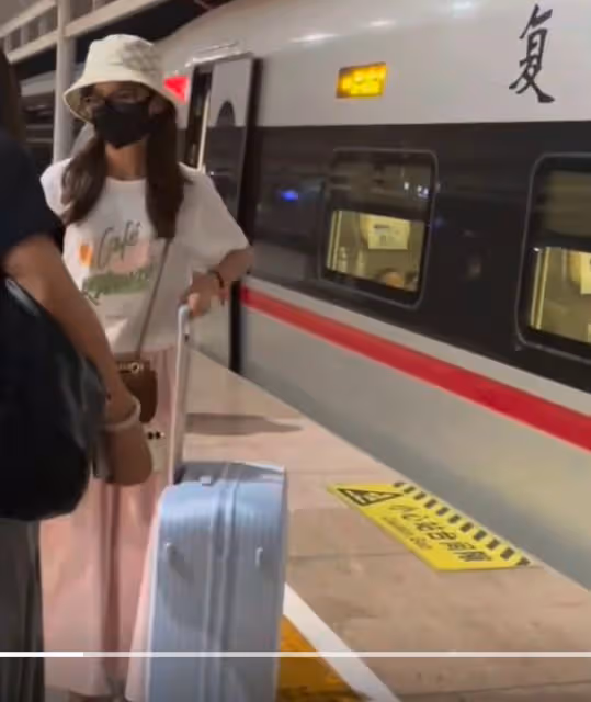 央視主持王冰冰坐高鐵被遇,獨自推行李接地氣,一身休閒裝太俏皮