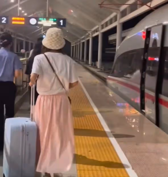 央視主持王冰冰坐高鐵被遇,獨自推行李接地氣,一身休閒裝太俏皮