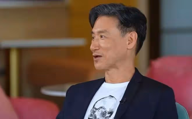 張學友太賣力,演唱會舞台上突然摔倒,迅速起身令粉絲尖叫