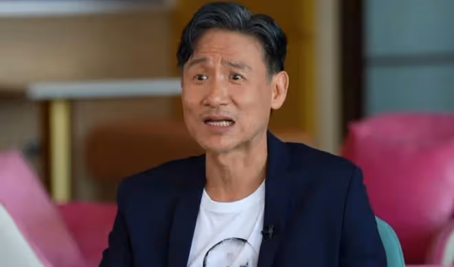 張學友太賣力,演唱會舞台上突然摔倒,迅速起身令粉絲尖叫