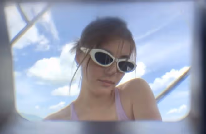 吳千語與富三代男友出海遊玩,兩人穿泳裝同框男帥女美,甜蜜養眼