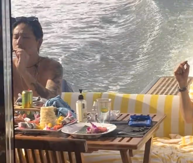 吳千語與富三代男友出海遊玩,兩人穿泳裝同框男帥女美,甜蜜養眼