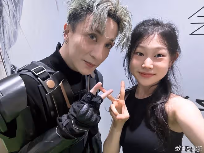 小瀋陽曬薛之謙與女兒合照，16歲沈佳潤妝發精緻氣質佳，越來越美