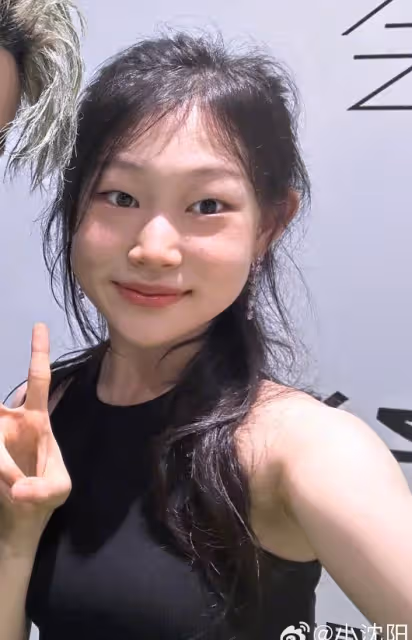 小瀋陽曬薛之謙與女兒合照，16歲沈佳潤妝發精緻氣質佳，越來越美