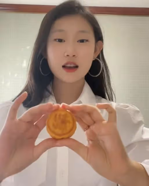 小瀋陽曬薛之謙與女兒合照，16歲沈佳潤妝發精緻氣質佳，越來越美