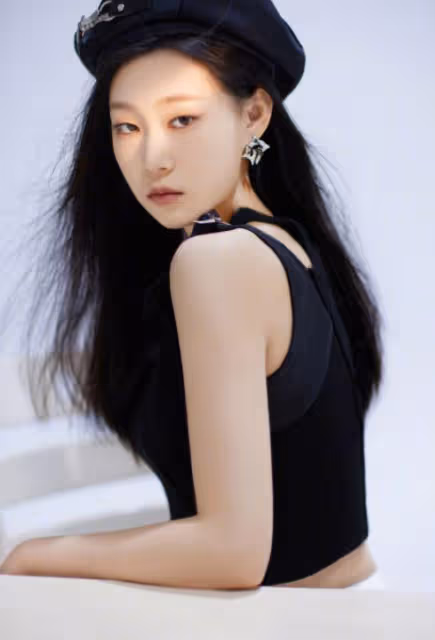 小瀋陽曬薛之謙與女兒合照，16歲沈佳潤妝發精緻氣質佳，越來越美