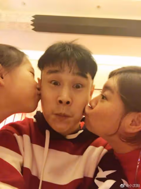 小瀋陽曬薛之謙與女兒合照，16歲沈佳潤妝發精緻氣質佳，越來越美