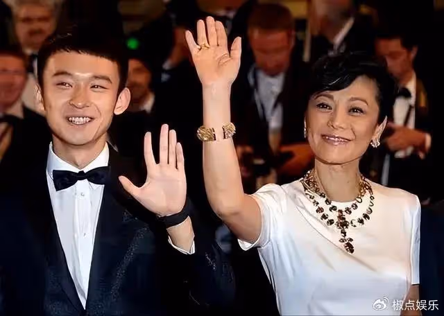 她是陳道明背後的女人：手握娛樂圈半壁江山，影帝兒子讓她驕傲