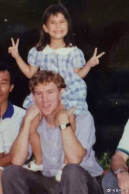 昆凌30歲生日攜父親拍大片，自曝從小被當硬漢養，父女互動溫情滿滿