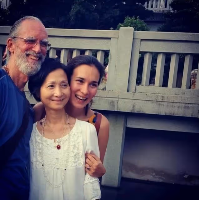 盧靖姍曬馬爾地夫度假照,韓庚從背後將其環腰抱,小姨子也同行