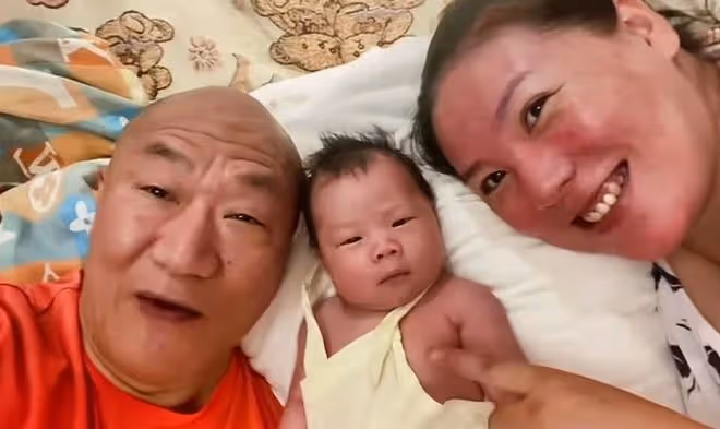 60歲謝東曬小兒子滿月照！父子如複製粘貼，小22歲妻子身材仍圓潤