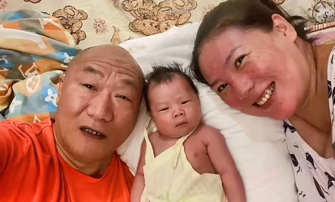 60歲謝東曬小兒子滿月照！父子如複製粘貼，小22歲妻子身材仍圓潤