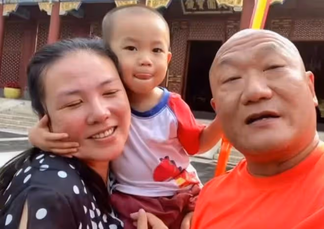 60歲謝東曬小兒子滿月照！父子如複製粘貼，小22歲妻子身材仍圓潤