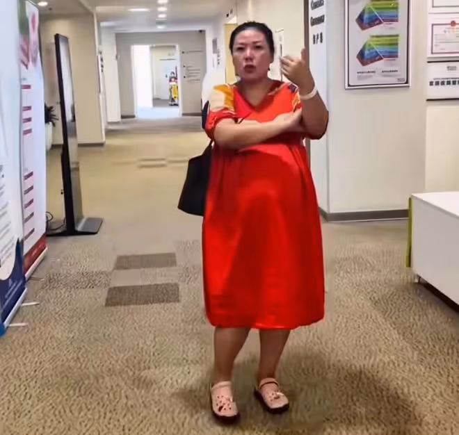 60歲謝東曬小兒子滿月照!父子如複製粘貼,小22歲妻子身材仍圓潤
