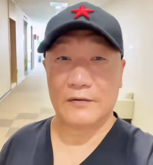 60歲謝東曬小兒子滿月照!父子如複製粘貼,小22歲妻子身材仍圓潤