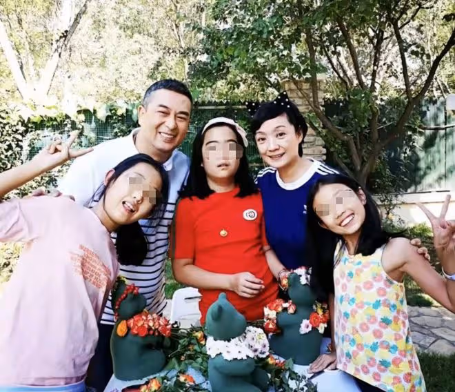 張嘉譯與家人罕見同框！女兒胖乎乎和爸爸如複製，王海燕一臉素顏