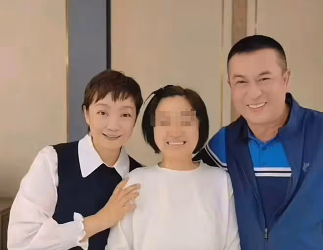 張嘉譯與家人罕見同框！女兒胖乎乎和爸爸如複製，王海燕一臉素顏
