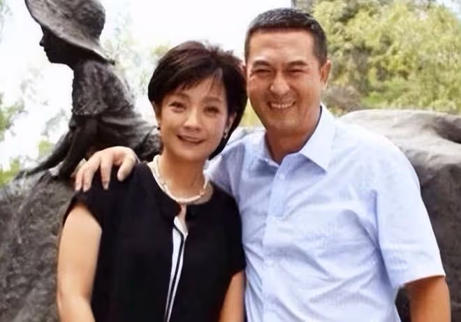 張嘉譯與家人罕見同框！女兒胖乎乎和爸爸如複製，王海燕一臉素顏