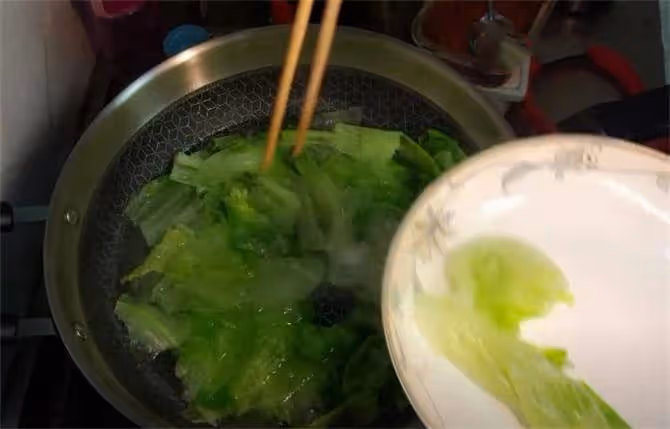 生菜換種新做法,好吃又開胃,簡單易學,1塊錢解決全家人午餐