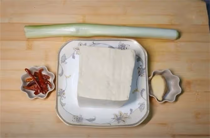 豆腐別再燉著吃了,教你一個新吃法,配上紅燒醬汁,咬一口真過癮