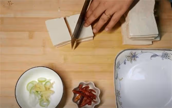 豆腐別再燉著吃了,教你一個新吃法,配上紅燒醬汁,咬一口真過癮