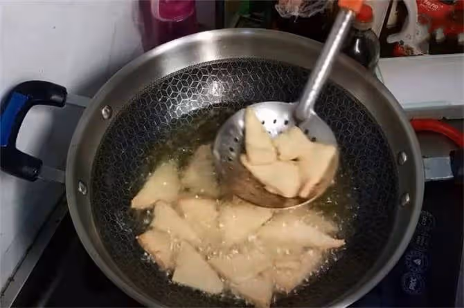 豆腐別再燉著吃了,教你一個新吃法,配上紅燒醬汁,咬一口真過癮