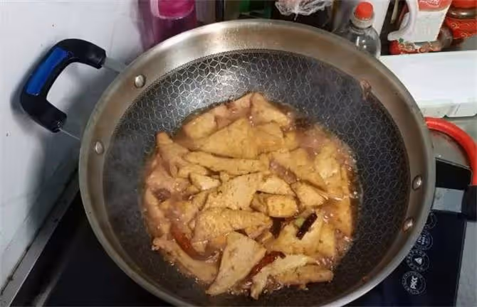 豆腐別再燉著吃了,教你一個新吃法,配上紅燒醬汁,咬一口真過癮