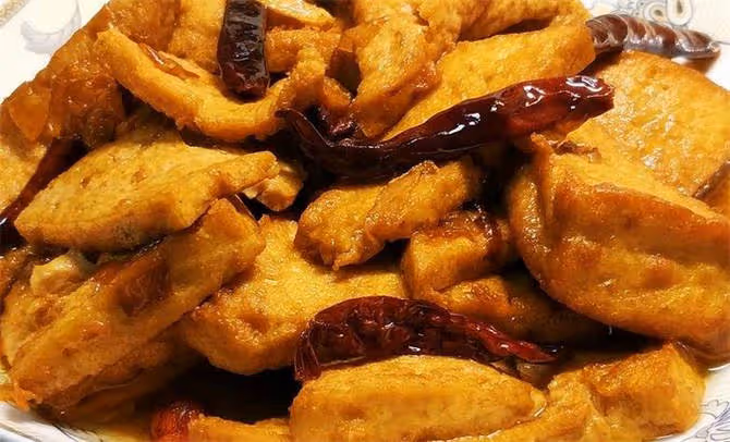 豆腐別再燉著吃了,教你一個新吃法,配上紅燒醬汁,咬一口真過癮